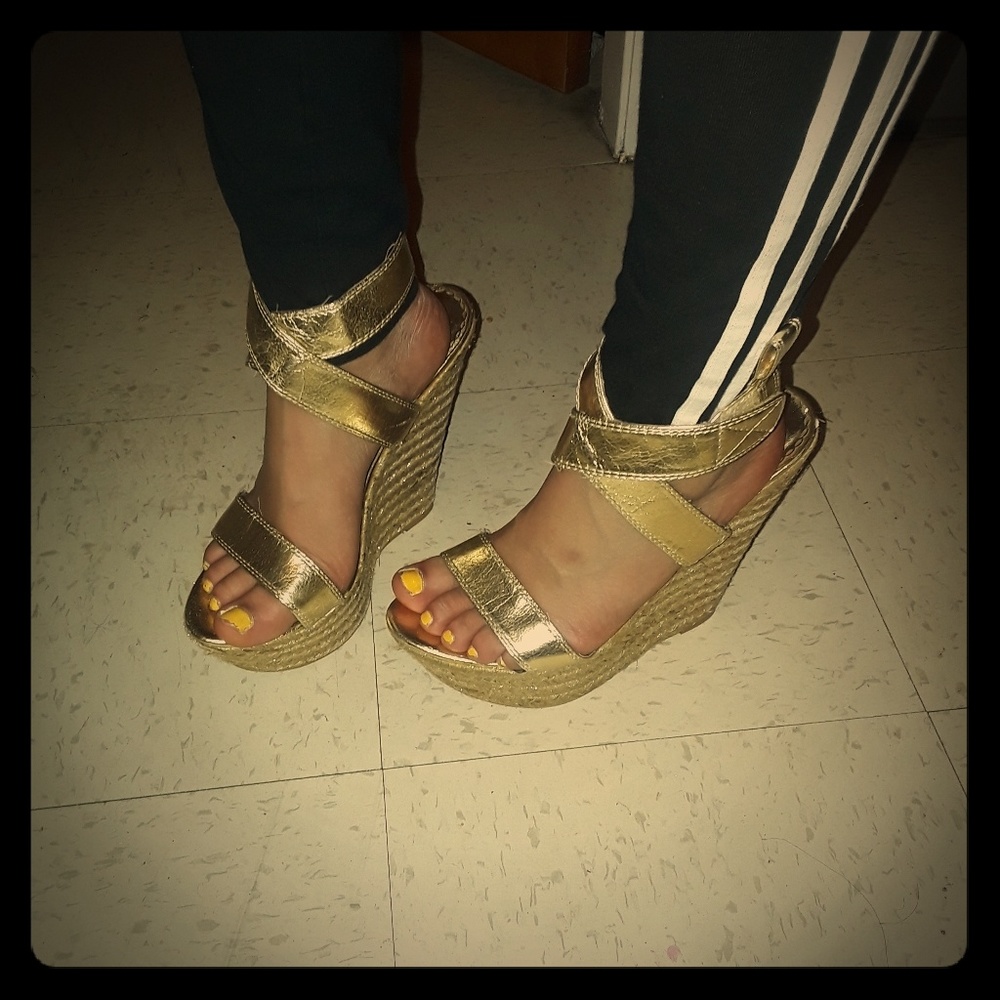 Gold wedges